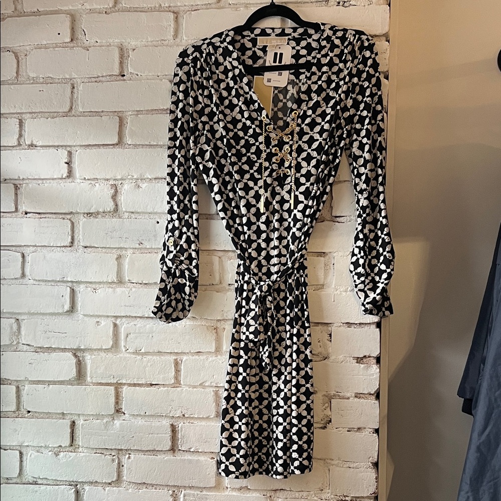 Elegant Black and White Patterned Dress slinky robe v neck chain dress